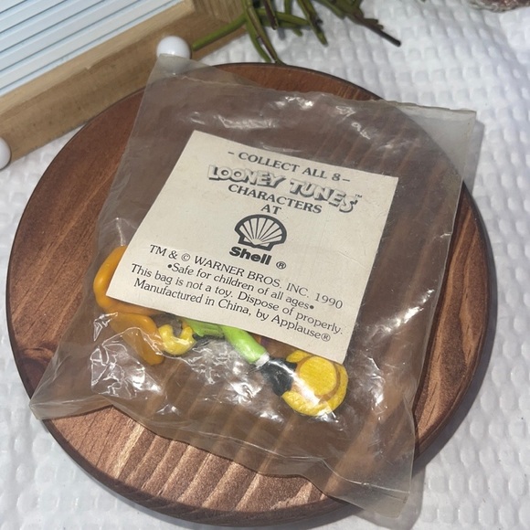 1990 Vintage Looney Tunes Daffy Duck 3" Figure Shell Gas Station Unopened Torn - Picture 2 of 2